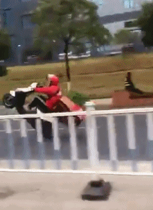 这是一位逆天的外卖骑手gif动态gif搞笑图片