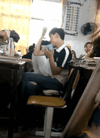 在课堂上照过镜子的同学请举手gif动态gif搞笑图片