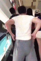 轻松搞笑gif有趣图片_妹子这样打球不太好gif动态gif搞笑图片