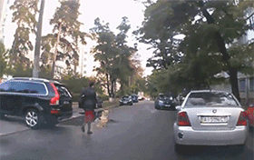 开车不要乱按喇叭，小心把路人吓瘫了gif动态gif搞笑图片