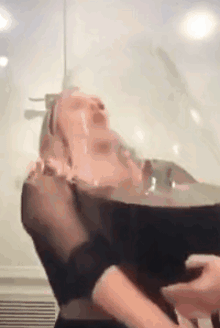 妹子好酒量，这么大一杯喝的完么gif动态gif搞笑图片