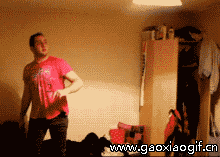 这一脚可不轻，兄弟你得好好安抚一下了gif动态gif搞笑图片