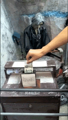 有钱能使鬼推磨gif动态gif搞笑图片