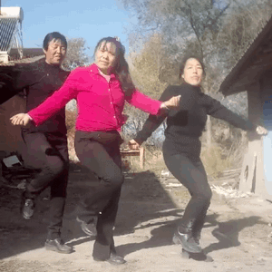 大妈们一起跳尬舞gif动态gif搞笑图片