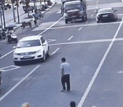 这位兄弟在和死神做斗争gif动态gif搞笑图片