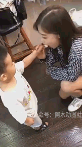 小姨一口吃掉我的雪糕，还一脸自信的微笑gif动态gif搞笑图片