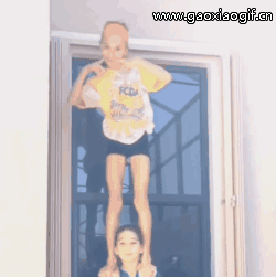 这是专业坑队友，估计这脸得肿一大块gif动态gif搞笑图片