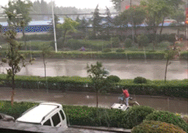 小伙子又发明了新东西，帆车gif动态gif搞笑图片