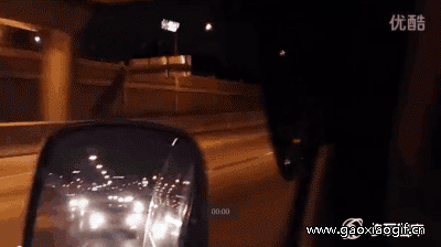 摩托车后面的小姐姐真的很飘呀，这是敢这去开房gif动态gif搞笑图片