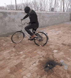 车胎着火了当风火轮骑gif动态gif搞笑图片