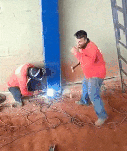 坑人专门坑队友gif动态gif搞笑图片