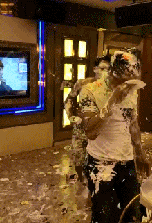 终于明白为什么KTV不准仍蛋糕了gif动态gif搞笑图片