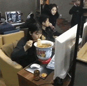 能吃的人用的碗都和别人不一样gif动态gif搞笑图片