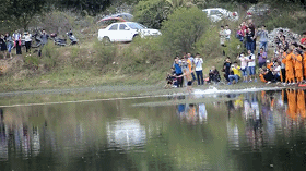 这就是失传多年的轻功水上漂gif动态gif搞笑图片