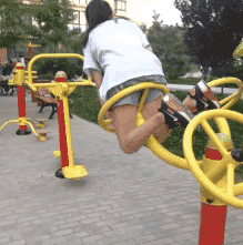 逗比小姐姐玩转圈圈gif动态gif搞笑图片