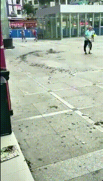 大爷能不能收了你的法力，我还得敢去上班gif动态gif搞笑图片