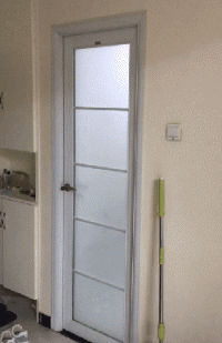 女朋友在厨房做饭，像是在打仗一样gif动态gif搞笑图片