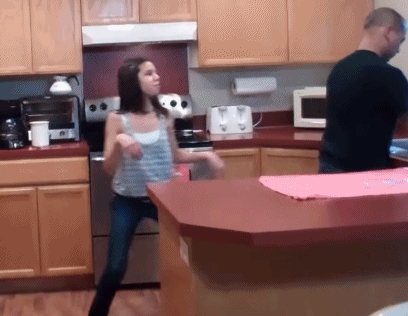 怪我生来腿短gif动态gif搞笑图片