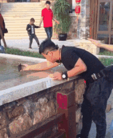 我手机掉水里啦gif动态gif搞笑图片