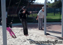 两父女好默契gif动态gif搞笑图片