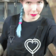 美女这是要把我们都要炼成火眼金睛吗gif动态gif搞笑图片