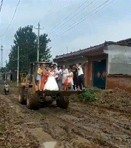 乡间小路不好走，只能动用我家的铲车了gif动态gif搞笑图片