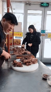 哥：你家包子真好吃gif动态gif搞笑图片