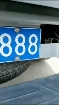 两个字母毁了一个车牌gif动态gif搞笑图片