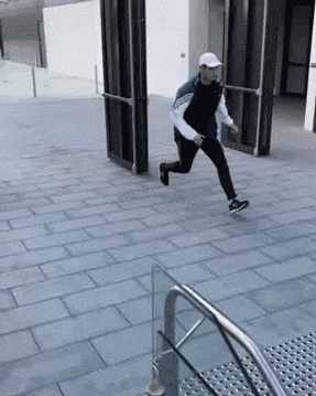 下楼梯跑酷搞笑gif动态图gif动态gif搞笑图片