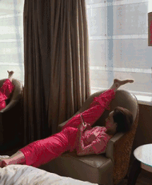 美女劈叉一字马搞笑gif动态图gif动态gif搞笑图片