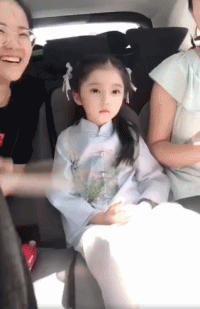 小美女萌娃可爱卖萌gif动图gif动态gif搞笑图片