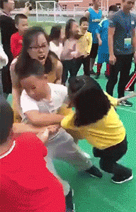 熊孩子拔河玩游戏搞笑gif动态图gif动态gif搞笑图片