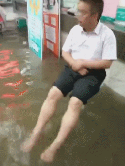 大爷取钱水淹银行搞笑gif动图gif动态gif搞笑图片