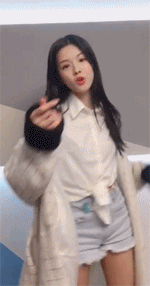 美女模仿蔡徐坤打篮球动图gif动态gif搞笑图片