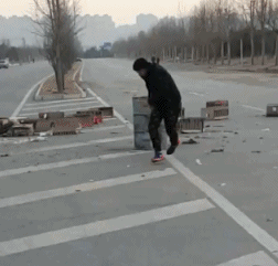 放鞭炮炸水桶搞笑动图gif动态gif搞笑图片