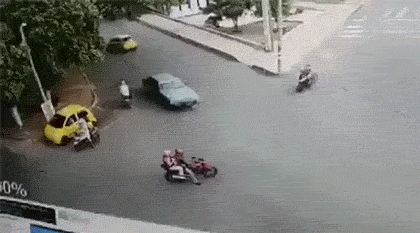 情侣车祸后拥抱gif图gif动态gif搞笑图片