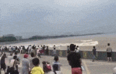钱塘江海浪淋湿人的搞笑图gif动态gif搞笑图片