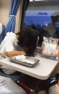 情侣追火车搞笑gif图gif动态gif搞笑图片