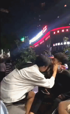 情侣亲吻秀恩爱的gif图gif动态gif搞笑图片