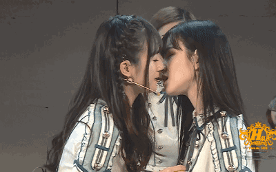 美女接吻的动图gif动态gif搞笑图片