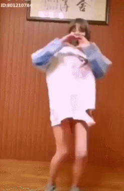 美女跳舞走光的动图gif动态gif搞笑图片