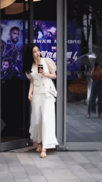 偷拍的美女动图gif动态gif搞笑图片