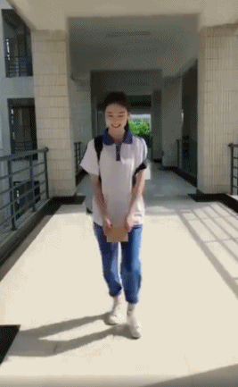 美女递情书害羞的动图gif动态gif搞笑图片