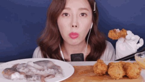 吃播事故的gif图gif动态gif搞笑图片