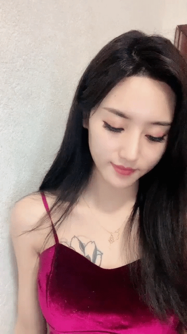 性感美女咬嘴唇的动图gif动态gif搞笑图片