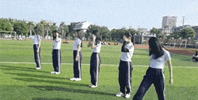 校园美女一字马劈叉的动图gif动态gif搞笑图片