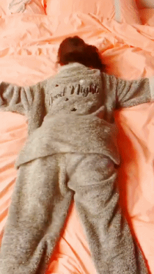 睡衣美女扭屁股的动图gif动态gif搞笑图片