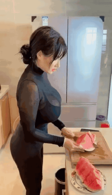 性感美女切西瓜的动图gif动态gif搞笑图片