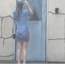 美女湿身的动态图gif动态gif搞笑图片