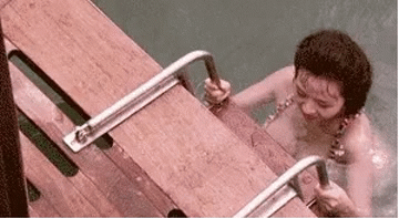 比基尼美女泳池性感的动图gif动态gif搞笑图片